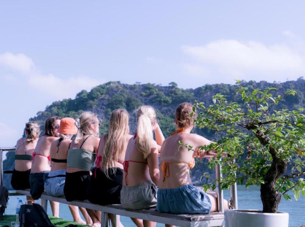Brother Friendly - Gia Cat Long Hotel – Ha Long Bay